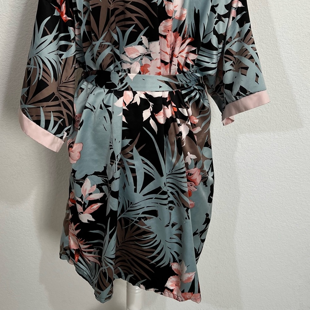 ⚠️SoLD⚠️Secret Treasures Fronds & Florals Belted Front Wrap Robe Short Sleeve - Picture 6 of 13